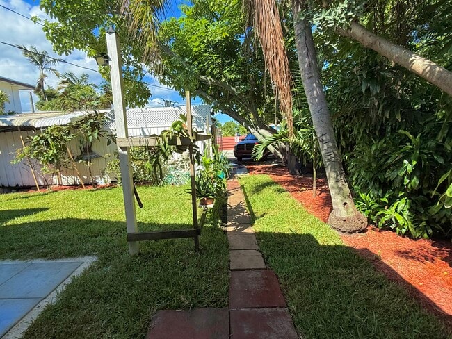 Private Parking - 2515 McKinley St Unit Rear