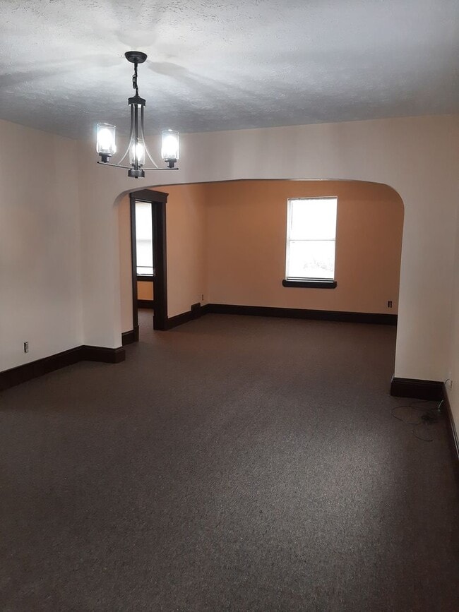 Building Photo - 2 bedroom with appliances Unit Up