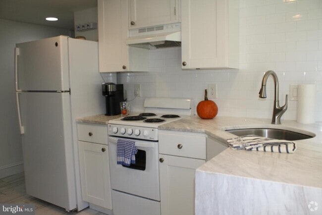 Building Photo - 7079 Guilford Rd Rental