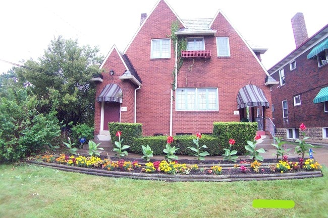 Front of House - 330 S Aiken Ave Unit upper