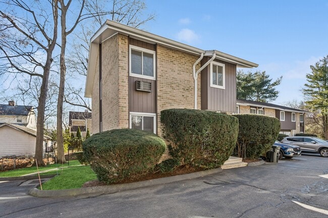 Building Photo - 61 Rock Spring Rd Unit APT 37