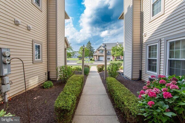 Photo - 605 Julian Dr W Unit W