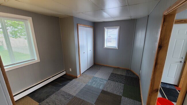 Cuarto de armario del dormitorio - 221 Main St E Unidad 2