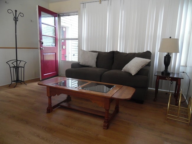 Livingroom - 33 College St Unit B