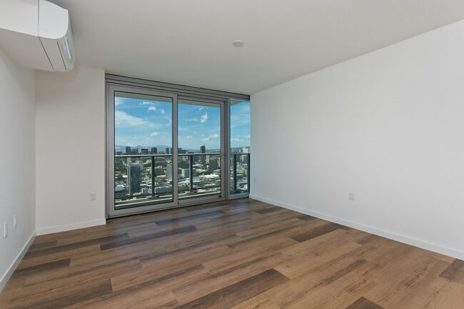 Building Photo - 1515 Liona St Unit 3102