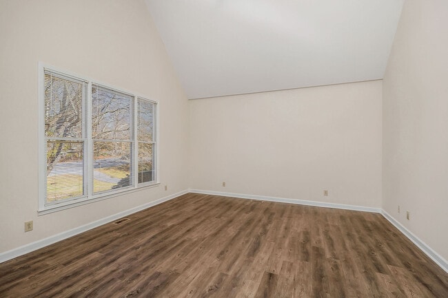 Photo - 550 W 12th St