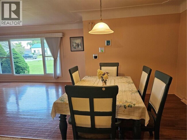 Photo - 65 Erie Ave N