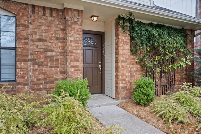 Building Photo - 2219 Greenview Dr Rental
