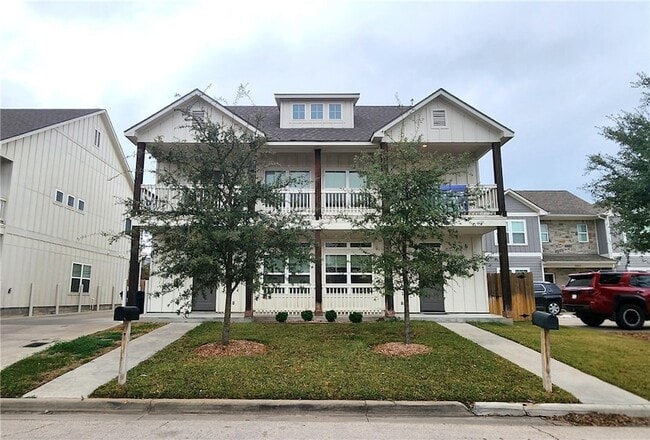 Building Photo - 305 Poplar St