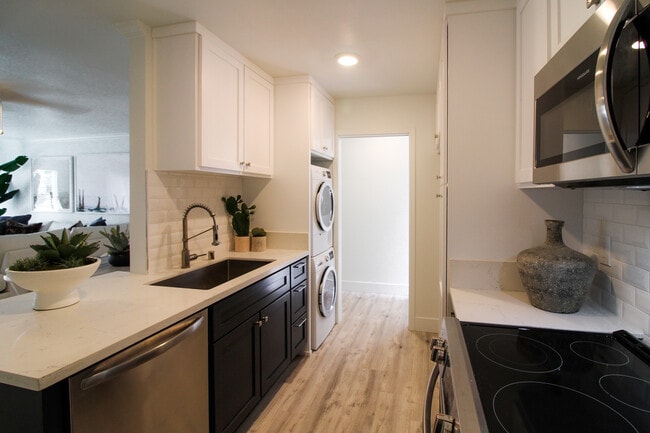 Photo - 1606 Westcliff Dr.