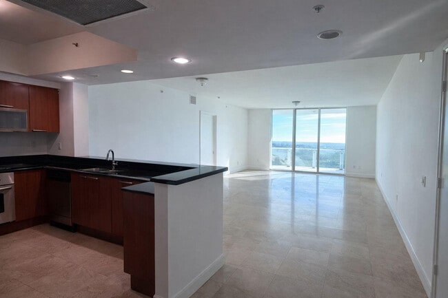 Building Photo - 14951 Royal Oaks Ln Unit 1607