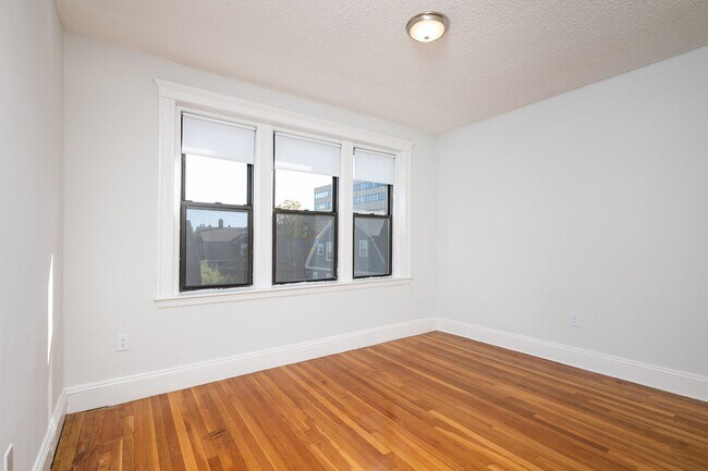 Photo - No Brokers Fee, No Security Deposit, On Mo...