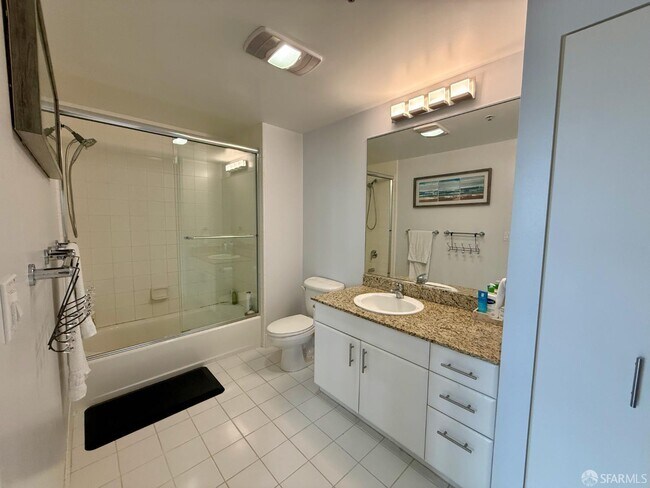 Photo - 260 King St