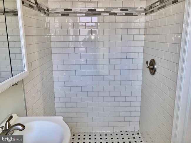 Photo - 5301 Catharine St Unidad 2