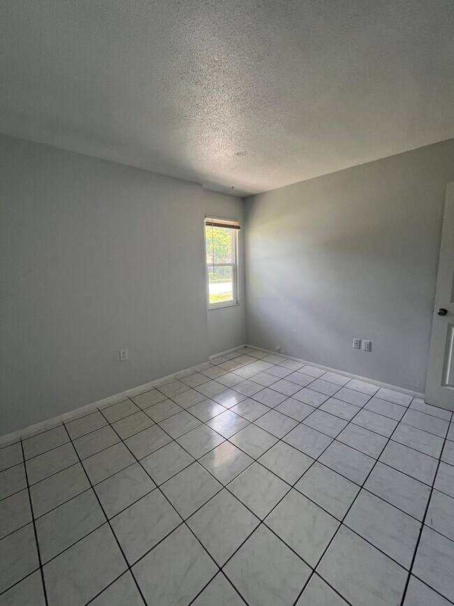 Photo - 6947 Brentford Rd