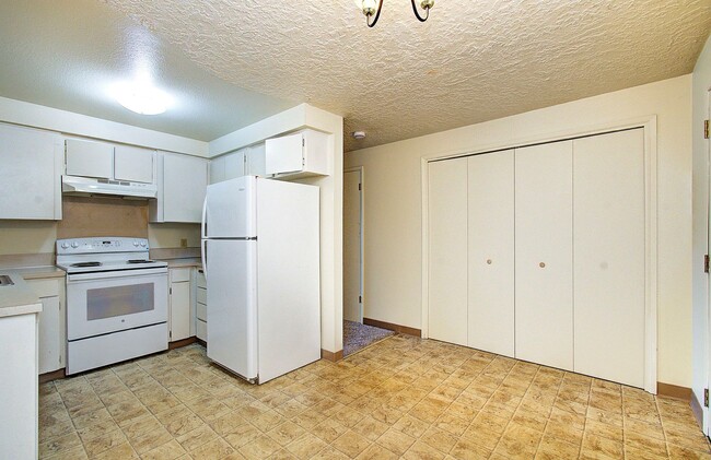 Building Photo - Gladson 3802 Unit Gladson 3802