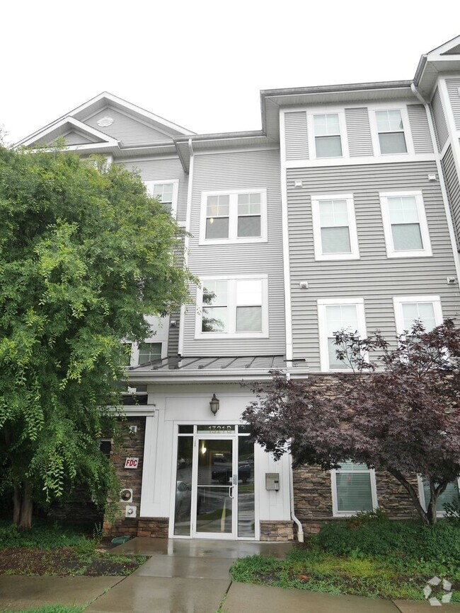 Building Photo - Spacious 1-Bedroom Condo Close to Everythi...