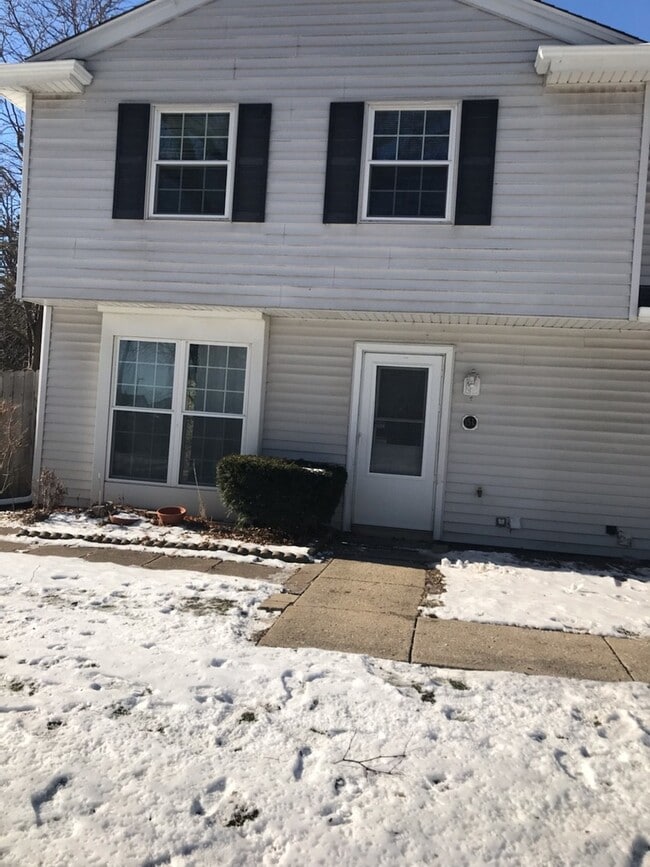 Building Photo - 15 L S Fernwood Dr Rental