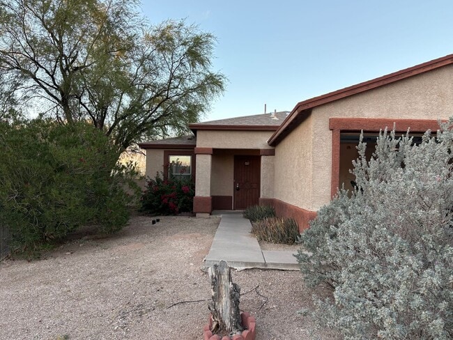 Building Photo - Charming 3 Bedroom 2 Bath Family Home in South Tucson