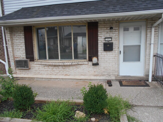 Building Photo - 867 Ulster St Rental