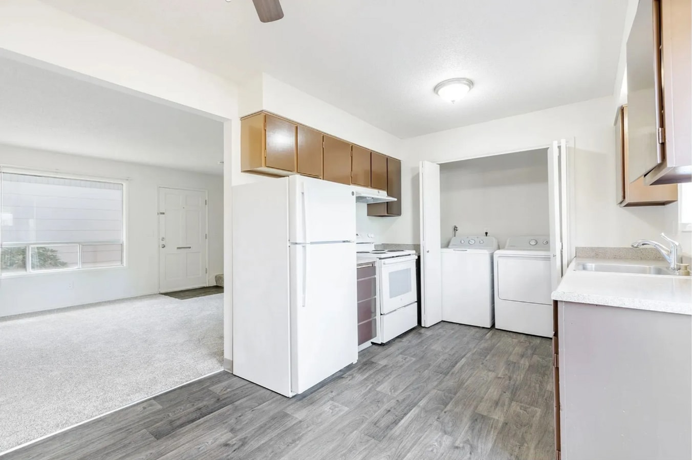 Photo - Cozy 2 bedroom, 1 bathroom apartment near Downtown Milwaukie Unidad 9717