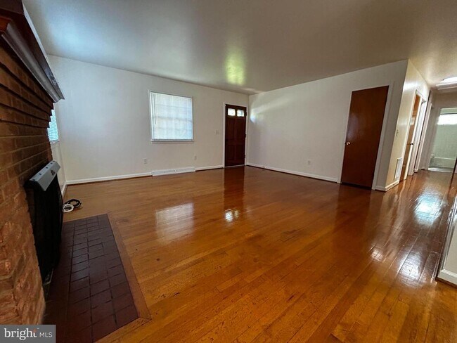 Photo - 525 Azalea St