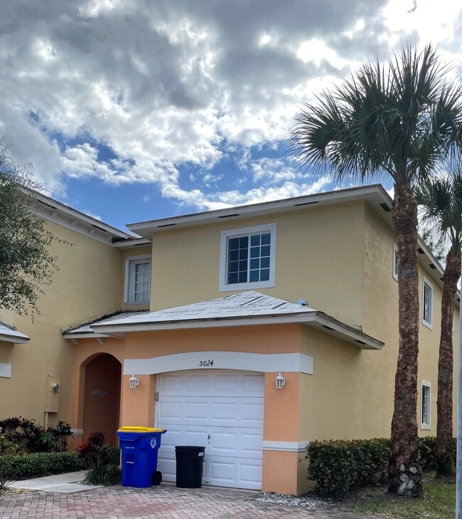 Building Photo - 5024 SE Mariner Garden Cir