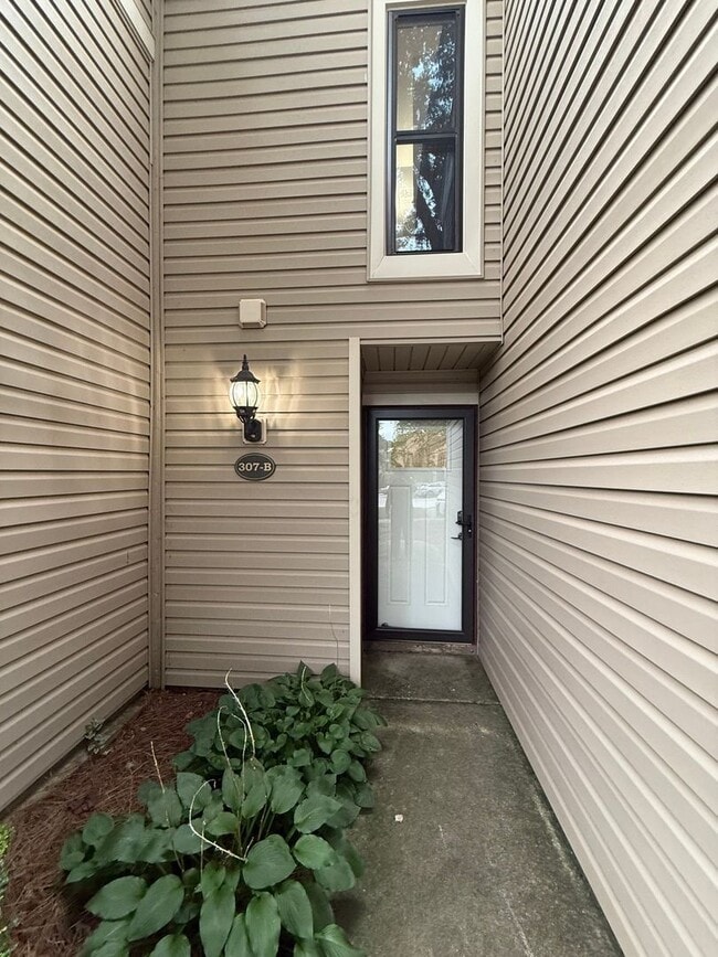 Building Photo - Charming 3BR Townhome in Greensboro