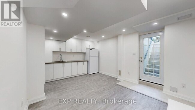 Photo - 33 Native Landing