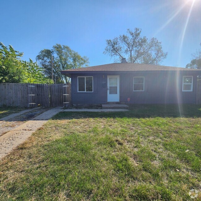 Building Photo - Spacious 3 Bedroom Home