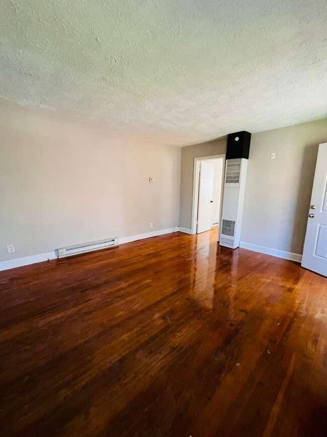 Building Photo - Spacious one bedroom one bath duplex