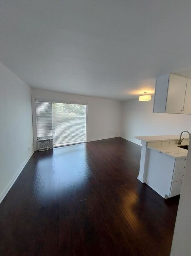 Photo - Wilshire Embassy Apartments