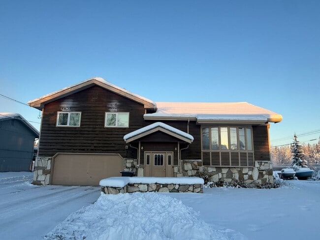 Building Photo - 4-bedroom home in Fairbanks / Dog friendly / Natural Gas