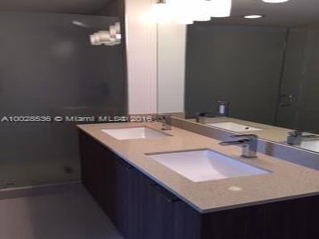 Lavabo doble en el baño principal - 5252 NW 85th Ave Unidad 1110