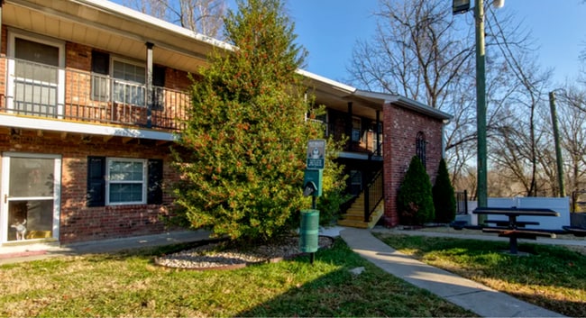 Picnic and Grilling Station - Gaslight Square Apartments