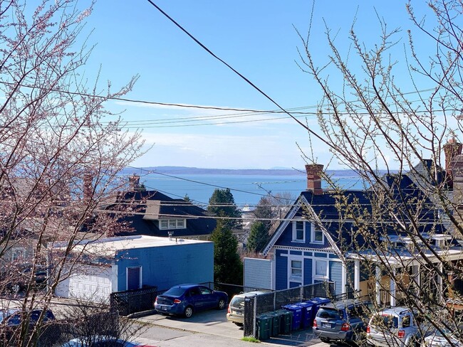 Building Photo - 1021/1023 High St Unit 1023