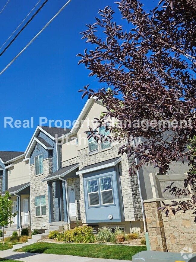 Building Photo - Pet Friendly Townhome