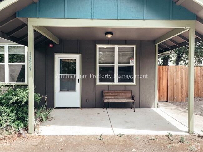 Building Photo - Adorable Two-Bedroom Home