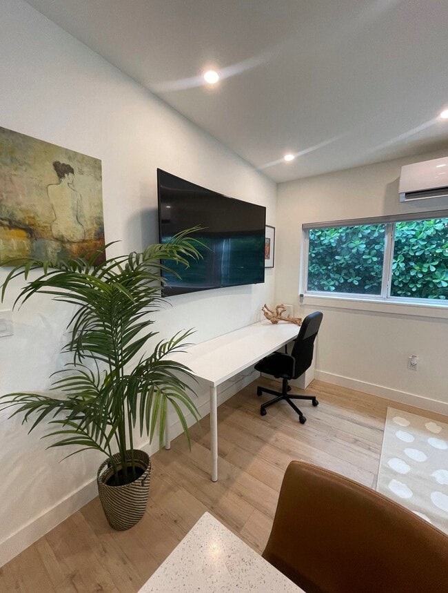 Building Photo - 9131 SW 18th Ter Unit Bright Modern Cottage