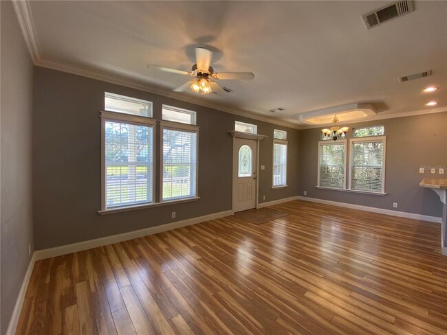 Photo - 653 Symonds Ave
