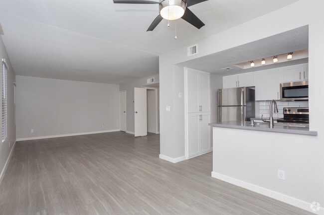 2BR, 2BA - 986 SF