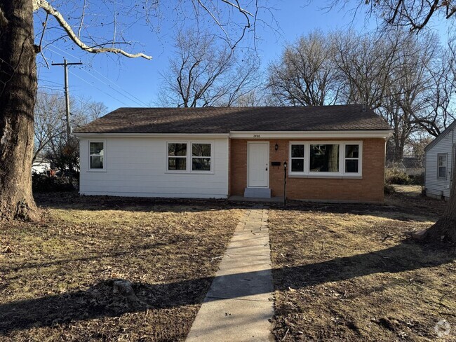 Building Photo - Update 3 bedroom Home in great location, A...