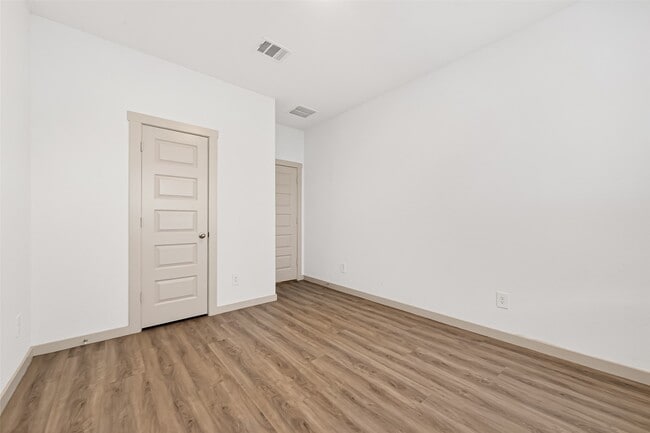 Photo - 1107 Lakes Edge Ln