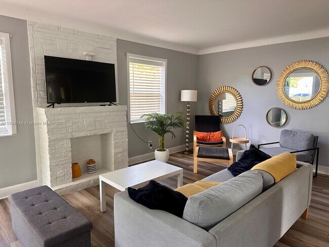 Photo - 242 SW 20th St