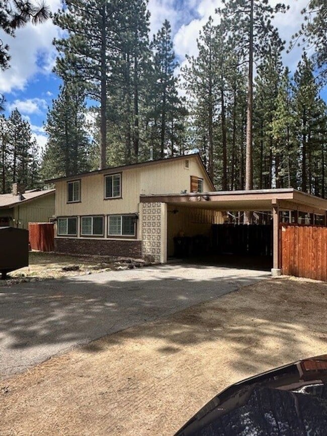 Photo - Nicely renovated 2Bd 2Ba house with large yard and pet friendly!! Available for a seasonal rental...