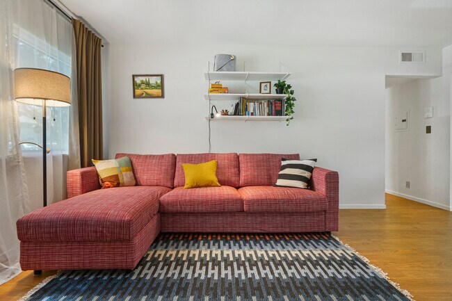 Building Photo - 5853 Bowcroft St Unit 2 Rental