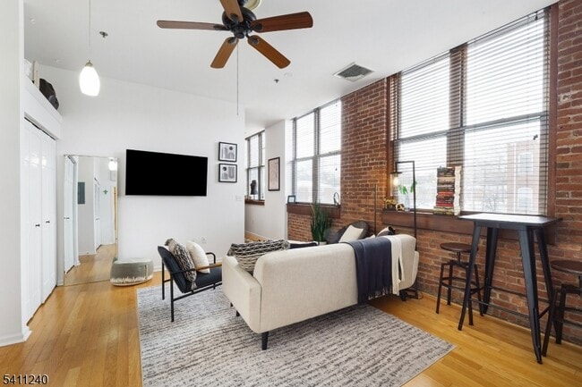 Photo - 240 Main St Unidad 302