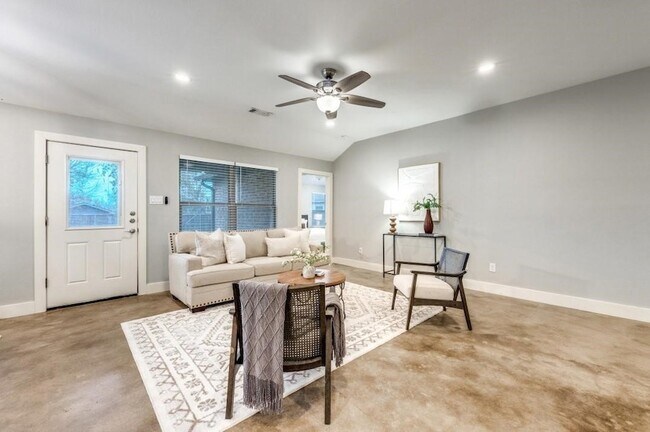 Photo - 2205 N Hickory St