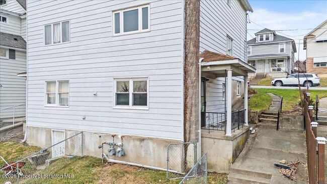 Photo - 714 Carmalt St