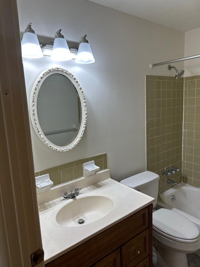 Building Photo - 3000 Fordhaven Rd Unit #3